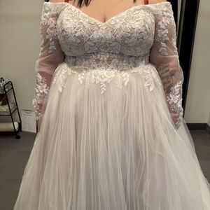 Wedding dress size 28